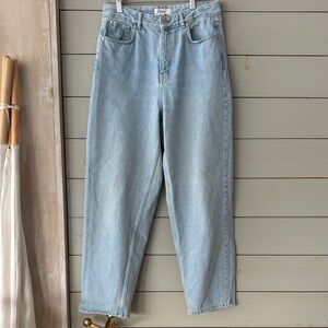 Kotn High Rise Straight Leg Jeans – Light Wash
Size 8